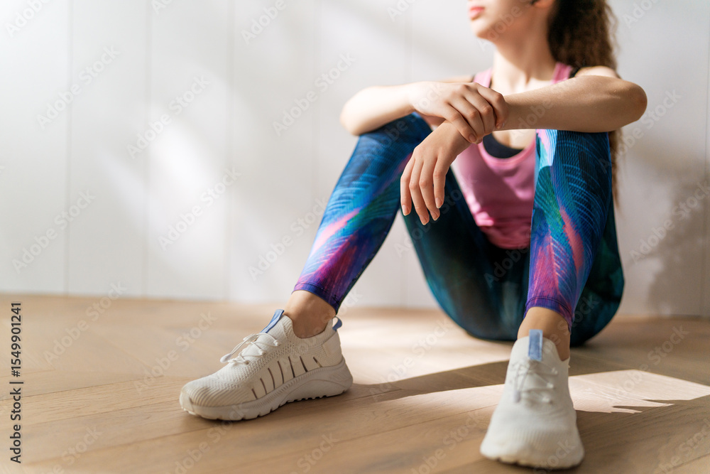 Naklejka premium Woman in fashionable sportswear is doing exercise.