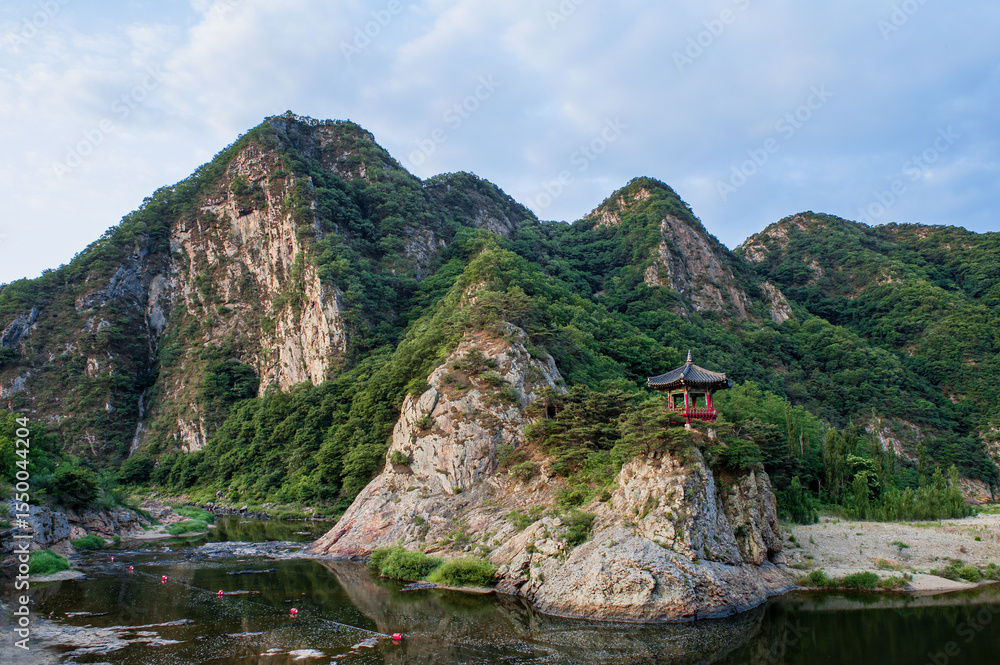 Fototapeta premium 멋진 절경에 달이 머물다 간다는 월류봉