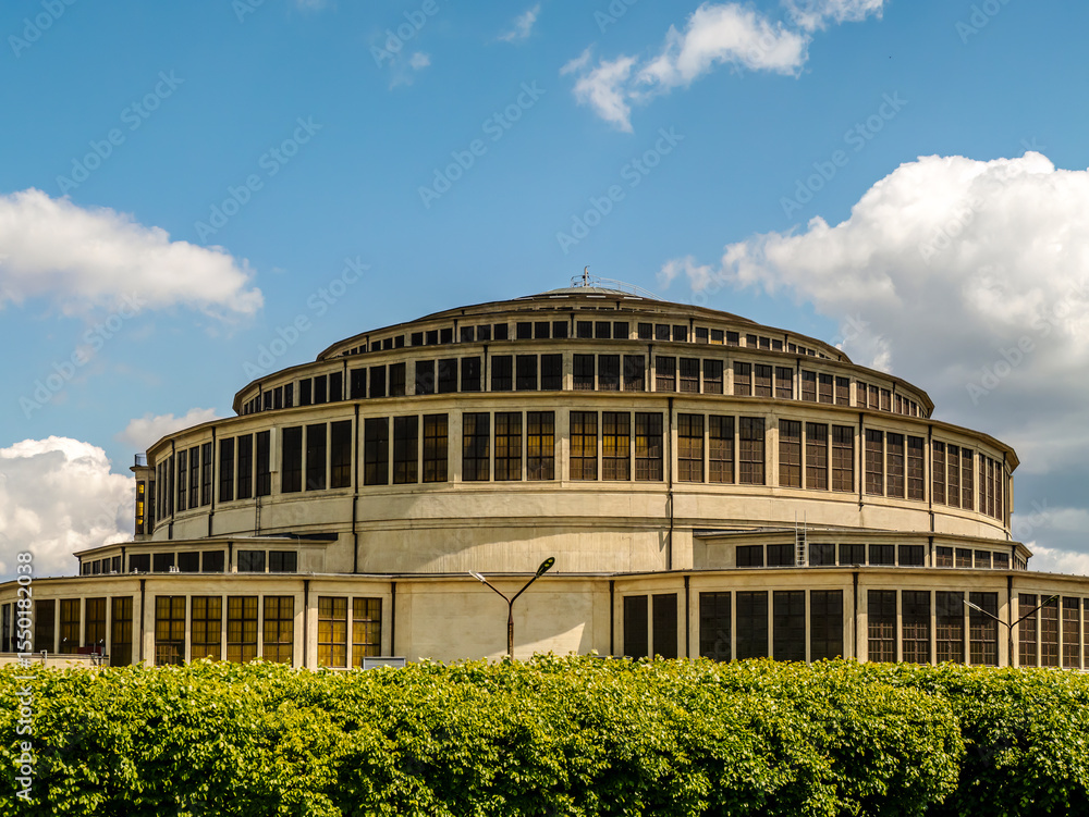 Obraz premium Historic Centennial Hall displaying timeless beauty against a sunny sky, Wroclaw, Poland
