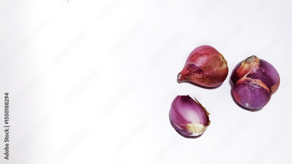 Obraz premium some red onions on a white background