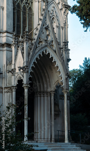 Puerta de entrada de una capilla gótica
