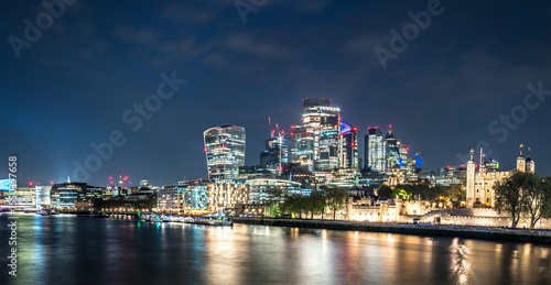Obraz na plátně The banks of river Thames seen from Tower Bridge