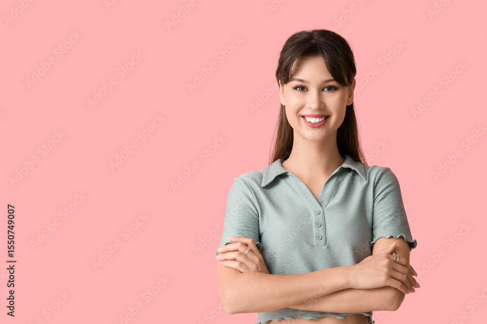 Obraz premium Smiling young woman on pink background