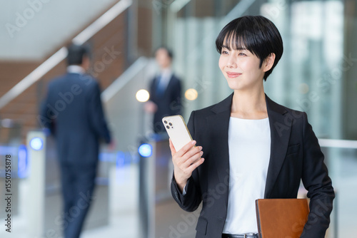Photography オフィスで働くビジネスマン　撮影協力：スカパー東京メディアセンター