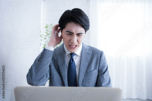 Photos Looking at the computer Businessman who has trouble making mistakes or forgetting tasks or deadlines at work
