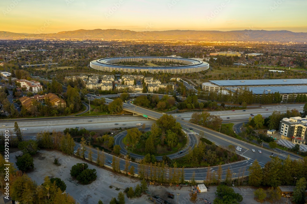 Obraz premium Aerial view of Apple Park headquarters in Cupertino, California, USA. The circular building is a landmark of Silicon Valley and a hub for technology innovation.