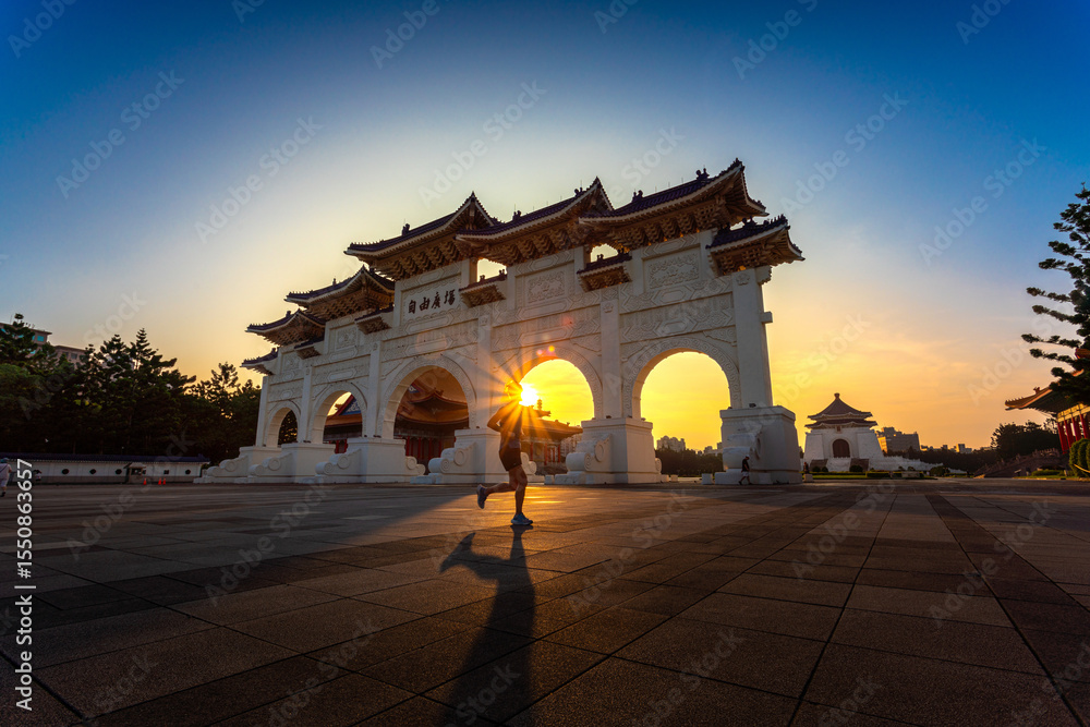 Obraz premium Taipei City capital city and famous landmark of city scape in Taiwan, travel destination with beautiful sunset and sunrise with people running marathon for health and exercise