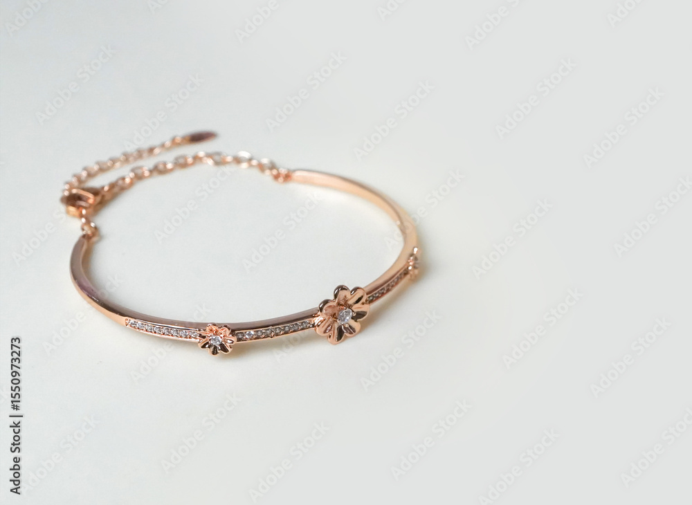 gold bracelet with thin chain and diamond flower pattern decoration gold bracelet with thin chain and diamond flower pattern decoration