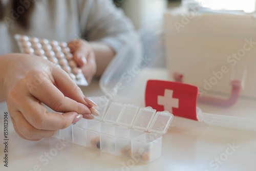 Foto A woman takes her daily sedative or medicine for a headache or stomach pain