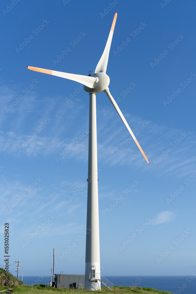 伊江島の風力発電所と青空 伊江島の風力発電所と青空