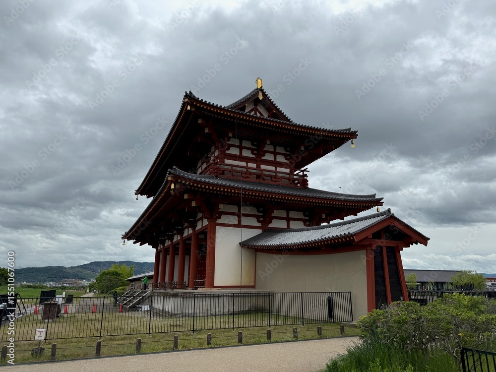 Fototapeta premium 歴史ある奈良の朱雀門の風景