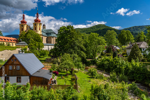 Tableau sur toile Idyllisch gelegene  Stadt Hejnice im Isergebirge in Tschechien