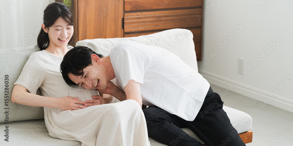 Fototapeta premium 妊婦のお腹に耳を当てる夫 ライフスタイルイメージ