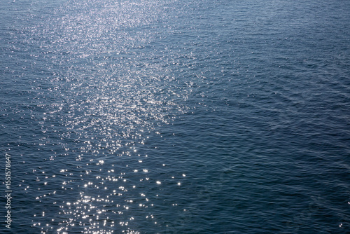 Vue aérienne de la surface de la mer de couleur bleu avec scintillements du soleil et vagues douces