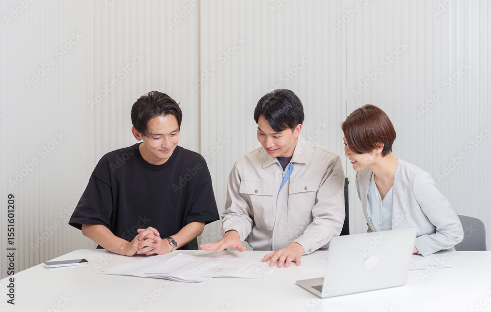 Obraz premium 会議をする建設業者たち