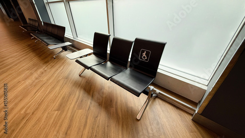 Fotografía Austere airport seating awaits weary travelers, a silent ode to International Le