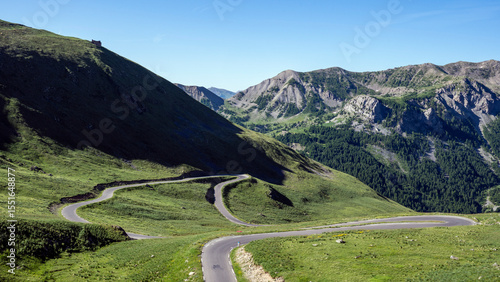 Route sinueuse de haute montagne dans le département des Alpes-Maritimes dans le col de la Bonette dans le massif du Mercantour en Haute-Tinée