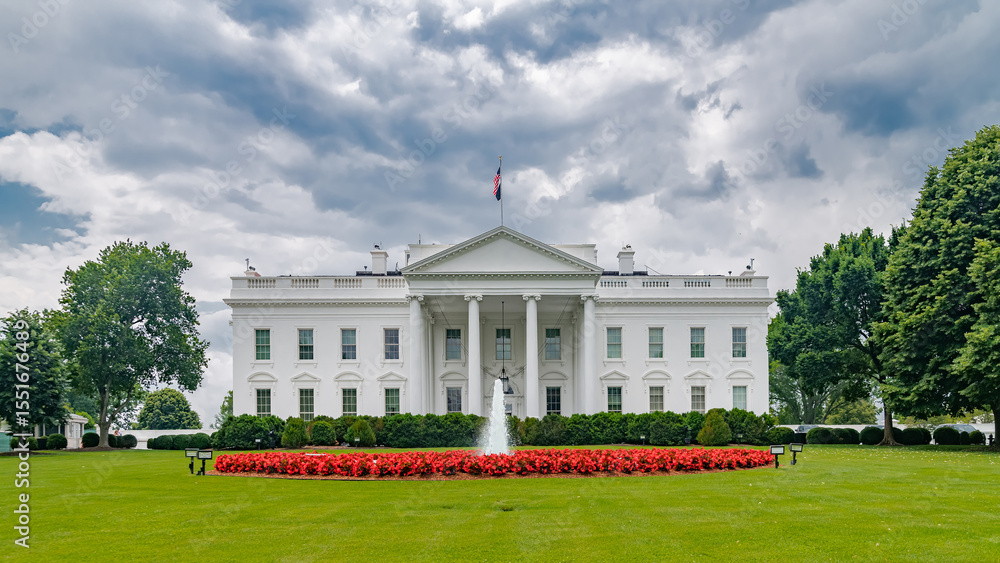 Naklejka premium green lawn, fountain and flowerbed in front of the White House in Washington, DC.
