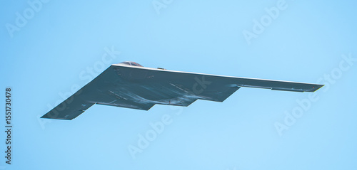 Quadro su tela B-2 Spirit Stealth Bomber in Flight Against a Clear Blue Sky