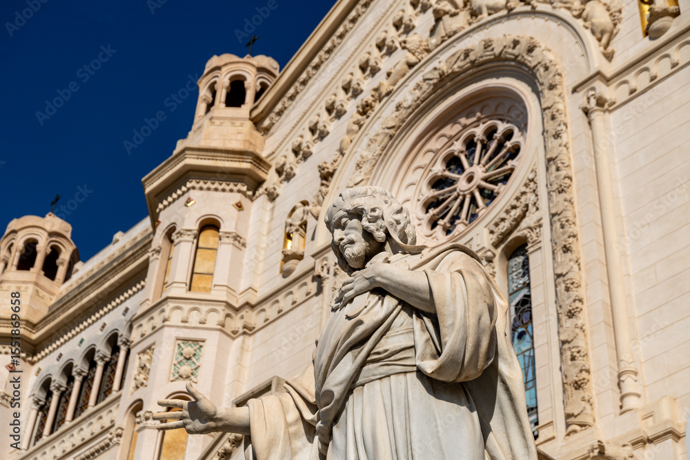 Obraz premium Statue in front of Reggio Calabria Cathedral facade