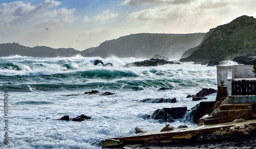 Wallpaper Mural Temporal en el mar Menorca olas salpicando sobre las rocas viento de tramontana Torontodigital.ca