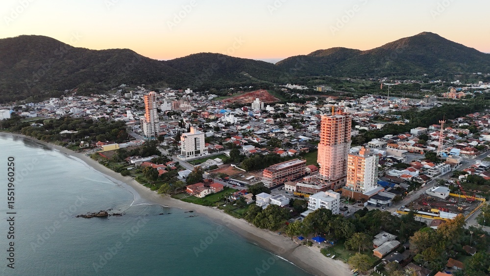 Obraz premium First light touches the ocean as the day begins — golden skies, calm seas, and nature in perfect balance along the Brazilian coast.