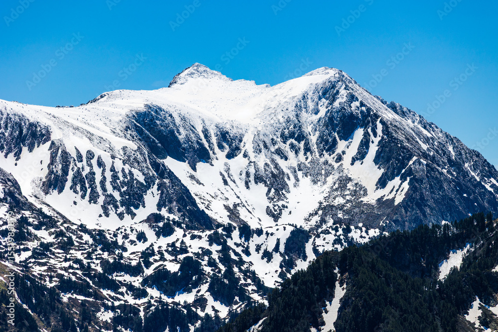 Obraz premium Snowy spring peaks of the Ariège mountains from the Col de la Coumeille de l’Ours