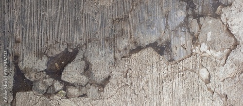 Foto Severely Damaged Concrete Wall with Vertical Striations
