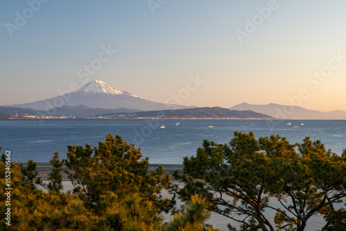 朝日に照らされる富士山・日本平・愛鷹山と駿河湾 〜焼津・石津浜より〜：
Mt. Fuji, Nihondaira & Mt. Ashitakayama Illuminated by Morning Sun with Suruga Bay – from Ishizuhama Beach, Yaizu