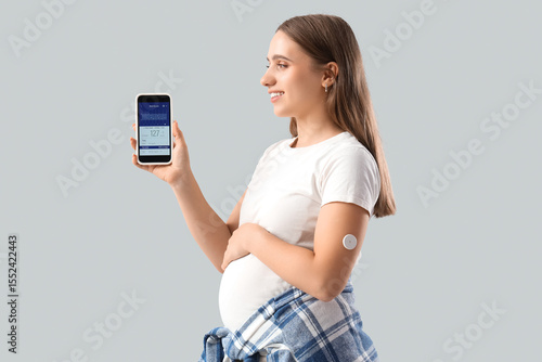 Young pregnant woman with g...