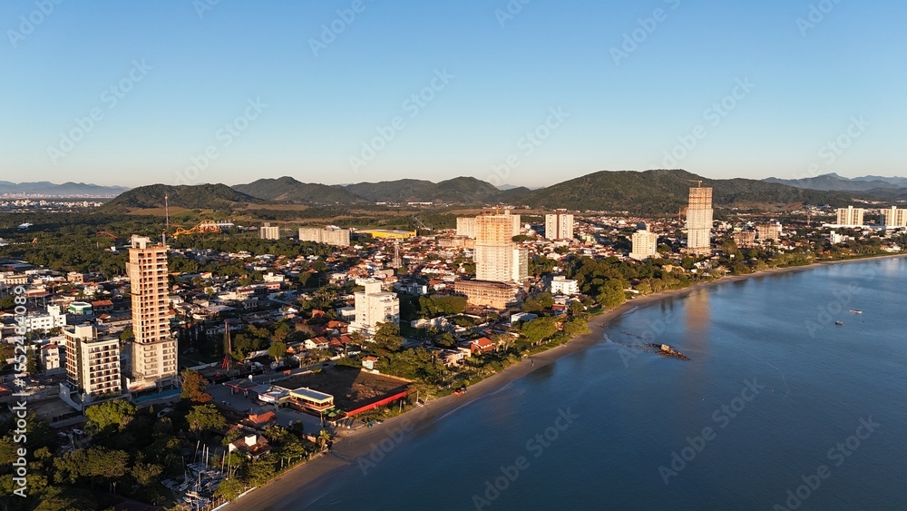 Obraz premium Sunrise and Sunset by the Sea – Calm Waters and Coastal Light in Brazi