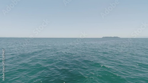 ドローンによる海上を移動する空撮映像。

Aerial footage of a drone moving over the sea.