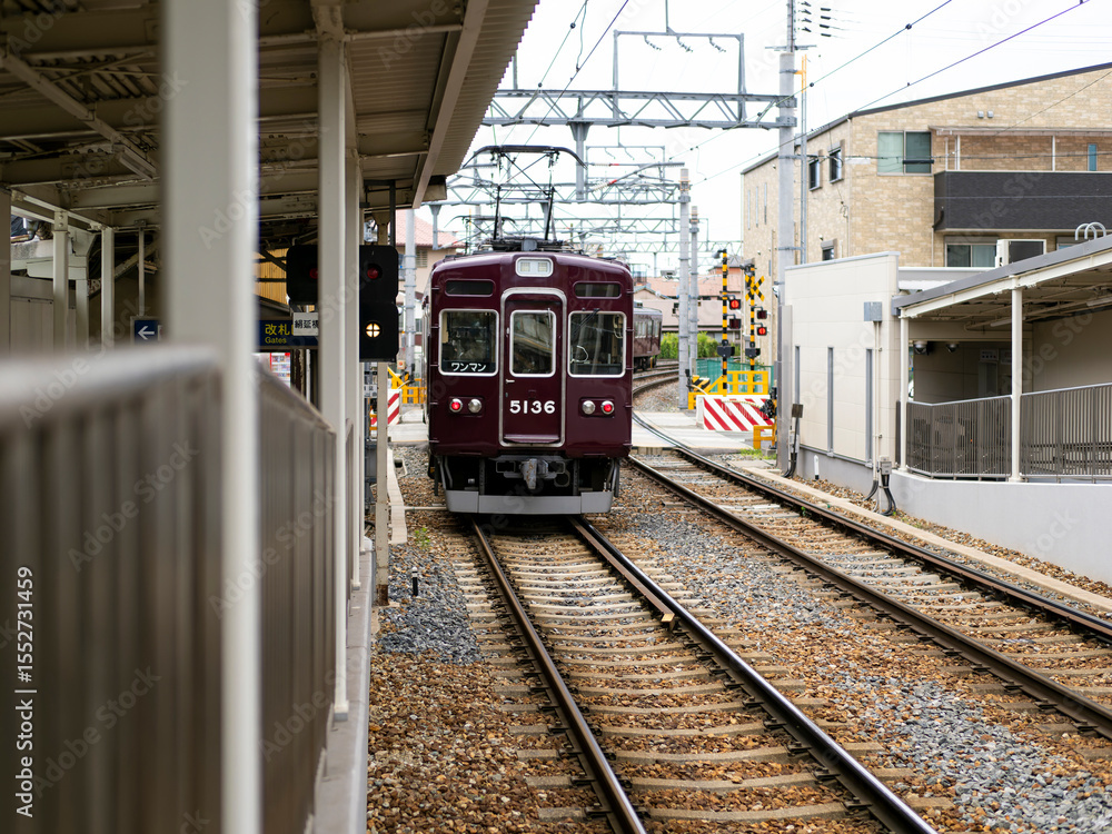Naklejka premium 駅を通過する電車