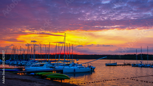 Fototapeta Naklejka Na Ścianę i Meble -   Świt na Mazurach.