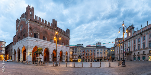 Photos Piacenza - The square Piazza Cavalli  at dusk.