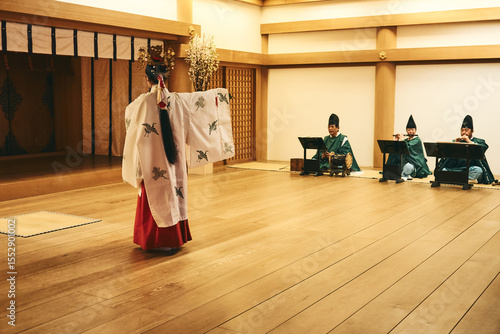 舞を踊る日本の巫女