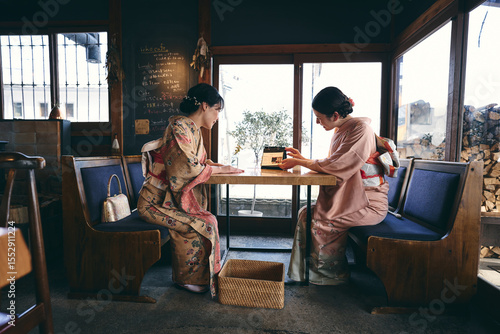 カフェで談笑する着物姿の日本人女性