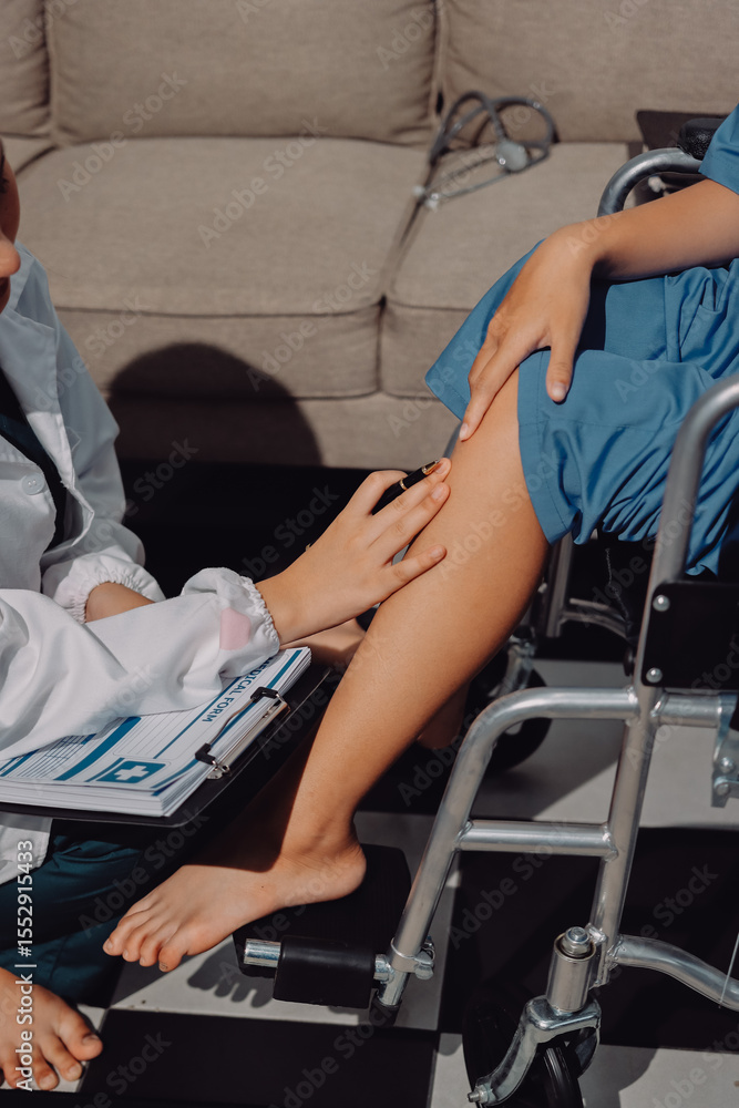 Physiotherapist checking knee of female patient stock Physiotherapist checking knee of female patient stock
