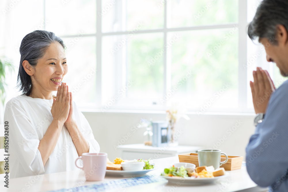 朝食を食べる夫婦 朝食を食べる夫婦