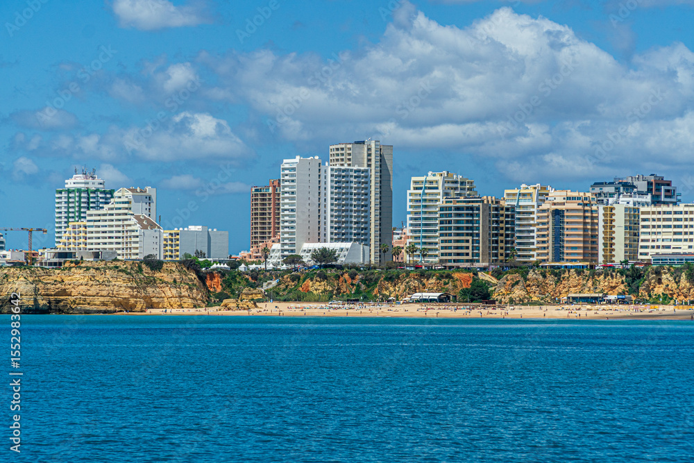 Fototapeta premium Portimao, miasto na południu Portugali nad Oceanem Atlantyckim w regionie Algarve.