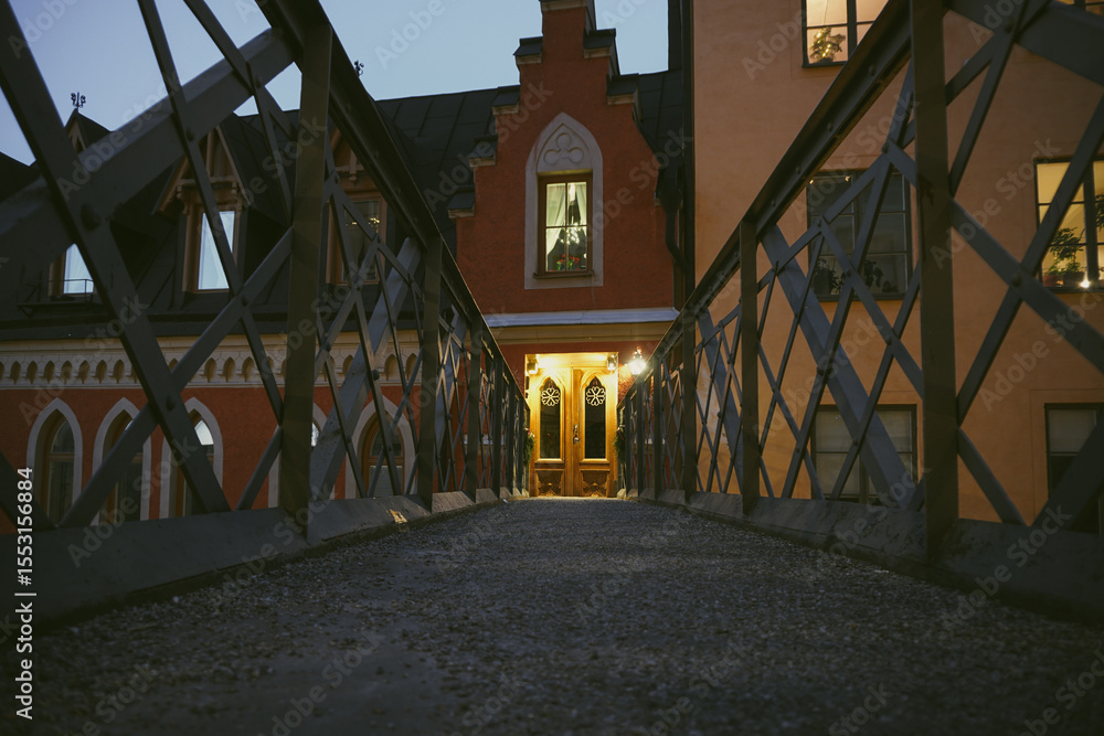 Fotografie A footbridge to a building gate
