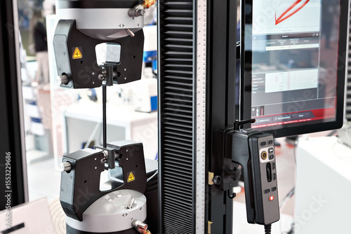 Bild auf Leinwand Electromechanical machines for testing metal for tensile with monitor