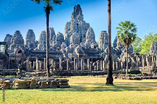 Bayon is a temple complex in the center of Angkor Thom, built in the XII century in honor of Jayavarman VII in Siem Reap in Cambodia. Angkor Wat is the largest religious monument in the world.