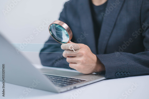 Foto Search Engine Optimization, Businessman using search, SEO focus artificial intelligence technology