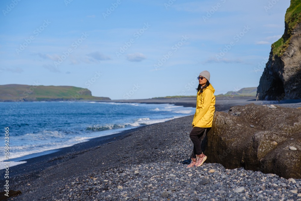 Fototapeta premium Exploring the unique beauty of Reynisfjara Beach in Iceland on a sunny day