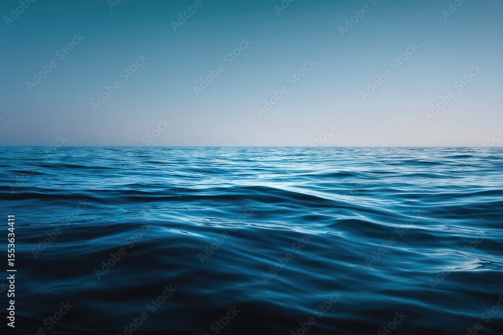 Obraz premium Calm ocean surface at dawn or dusk