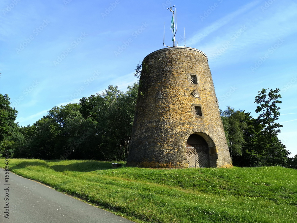Die Kumstonne oder Mühlenstumpf an der Himmelsleiter im Sommer bei blauem Himmel und Sonnenschein in Oerlinghausen bei Bielefeld am Hermannsweg im Teutoburger Wald in Ostwestfalen-Lippe Die Kumstonne oder Mühlenstumpf an der Himmelsleiter im Sommer bei blauem Himmel und Sonnenschein in Oerlinghausen bei Bielefeld am Hermannsweg im Teutoburger Wald in Ostwestfalen-Lippe