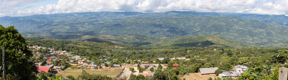 Naklejka premium vista panorámica desde el Mirador del pueblo de Lamas, San Martin, en la amazonia peruana, Tarapoto Perú.