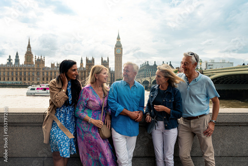 Canvas Print Senior group old buddies reunion in London