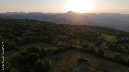 Paysage aérien du Plateau de Gergovie en Auvergne vers Clermont-Ferrand au coucher de soleil